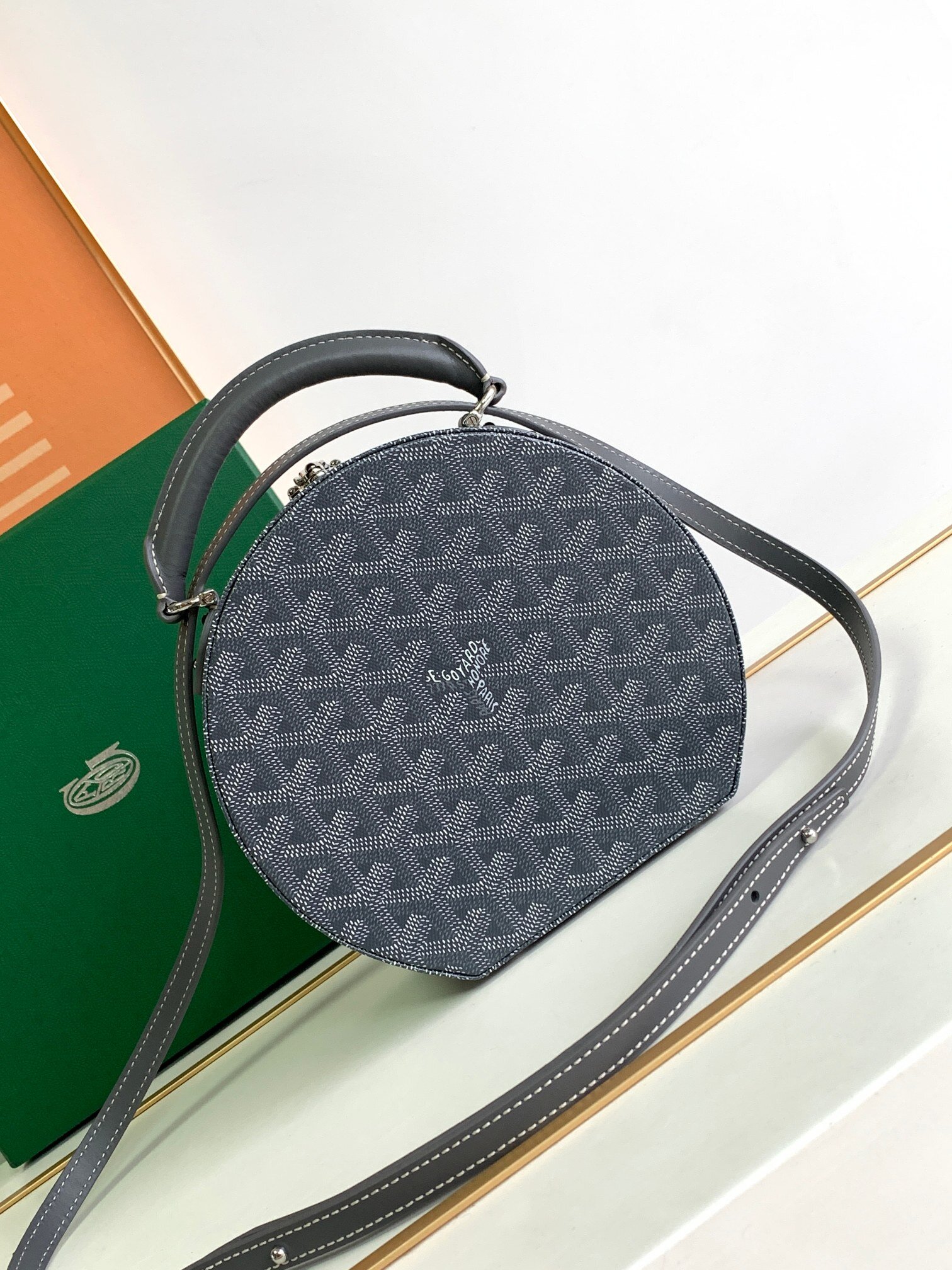 Goyard Alto 16.5 cm x 7 cm x 18 cm , 350 g
